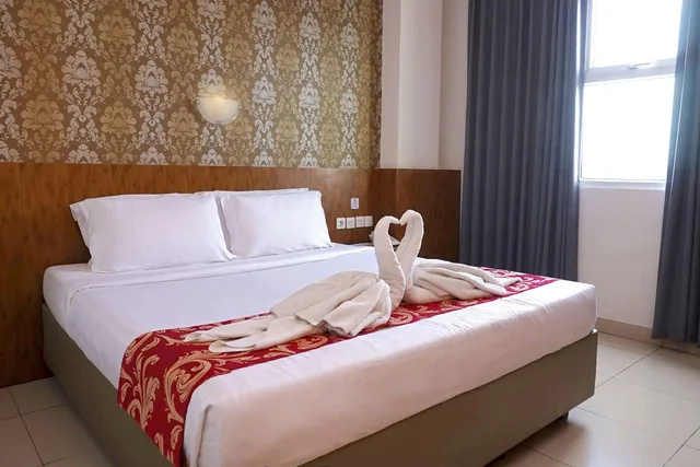 غرفة ديلوكس بسرير كوين وسريرين منفصلين، Hotel Marilyn Serpong - Tangerang Selatan 3/3