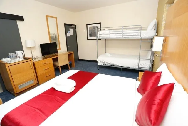 غرفة عائلية بسرير مزدوج وسرير بطابقين بغرفة نوم واحدة، Acorn Lodge Gatwick Hotel 1/4