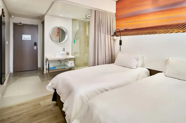 غرفة بسريرين منفصلين، Protea Hotel By Marriott O R Tambo Airport 2/11
