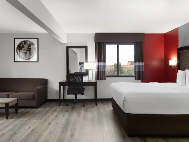 Deluxe, King Bed, Ramada by Wyndham Cedar Rapids South 1/1