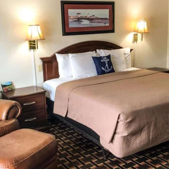 جناح جونيور، The Colonial Inn 3/5