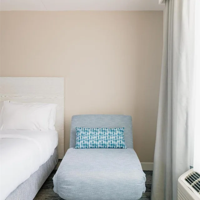 غرفة بسريرين كوين بحوض استحمام لذوي الإعاقة، Hotel Bethany Beach 8/10