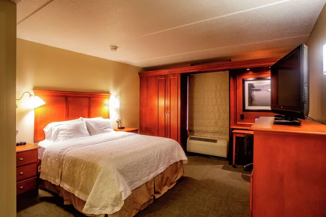 Room, Queen Bed, Hampton Inn Wheeling 3/7
