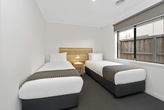 3 Bedrooms, Villa, 2 Queen and Twin Beds, Fawkner Suites Serviced Apartments 2/4