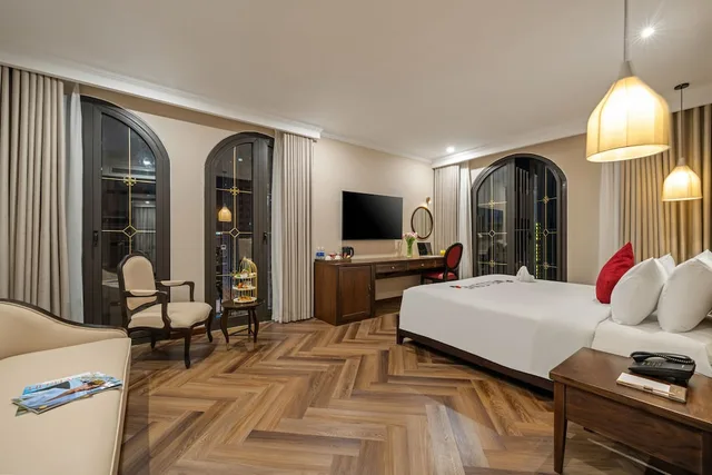 جناح بسرير كينج بإطلالة جزئية على البحر بحوض استحمام، Golden Lotus Luxury Hotel Da Nang 10/10