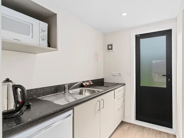 شقة ديلوكس بسريرين منفصلين وسرير كوين بإطلالة على البحيرة بغرفة نوم واحدة مع أريكة، Queenstown Motel Apartments 9/10