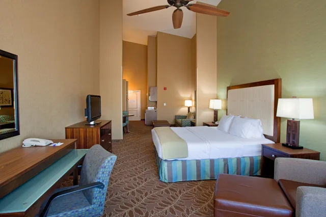 جناح بسرير كينج لذوي الإعاقة، Holiday Inn Express Hotel Suites Logan 5/6