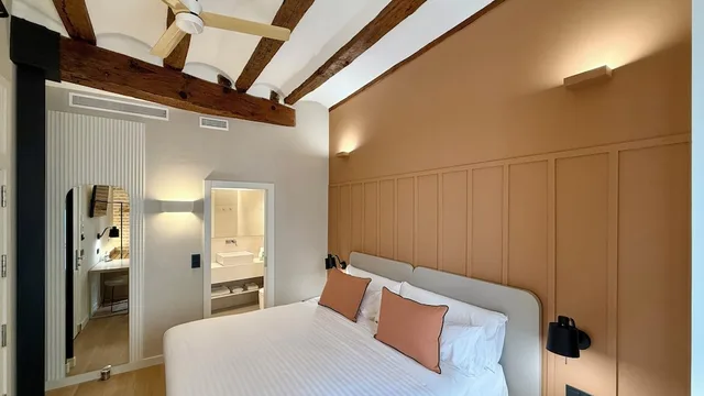 Renovated, Deluxe, Twin Beds, City View, Balcony, Cosy Rooms Embajador 3/7