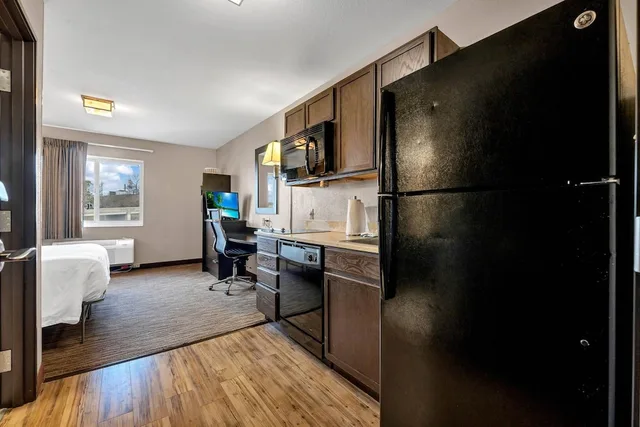 Efficiency, Queen Bed، Suburban Studios Washington, PA 6/7