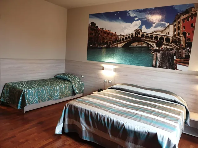 غرفة ثلاثية، Hotel Altieri 1/4