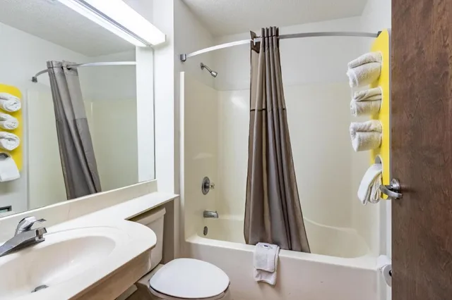 3 Full Beds - Non-Smoking، Motel6 Austin, TX - Midtown 8/9