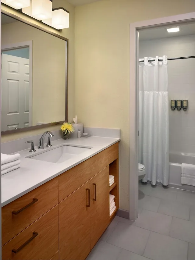 جناح بسرير كينج وسريرين مزدوجين وسرير كوين مع أريكة لذوي الإعاقة، Sonesta ES Suites Somerset 1/1