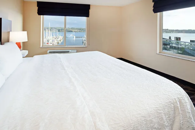 غرفة بسرير كينج بحوض استحمام، Hampton Inn Suites Bremerton 3/9