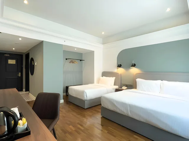 غرفة ديلوكس ثلاثية بسرير كينج وسرير فردي، Seri Costa Hotel 1/1