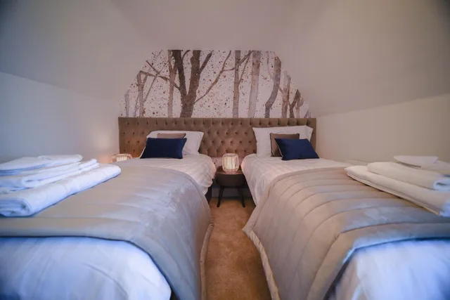 غرفة قياسية بسريرين منفصلين بإطلالة على البحر، The Strand Hotel 1/6