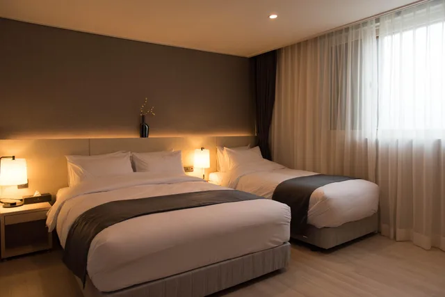 غرفة ديلوكس بسريرين منفصلين وسرير كوين وسرير فردي، New Donghae Hotel 2/2