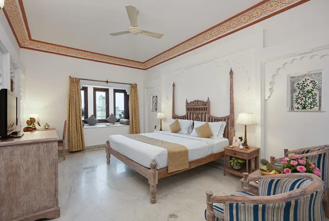 غرفة سوبيريور بسرير كينج بحوض استحمام، Hotel Swaroop Vilas 1/1