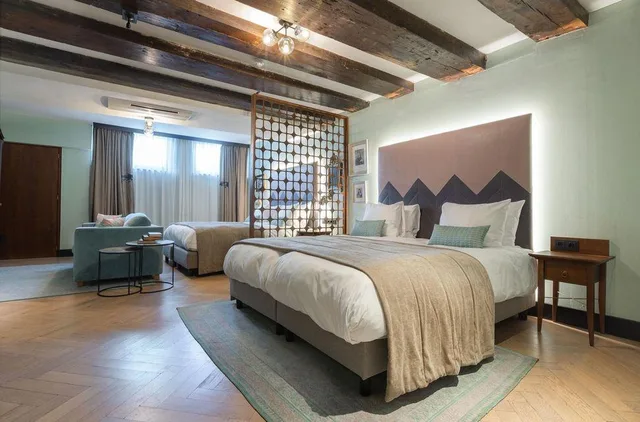 Semi Room, Basement, Quadruple، The Hendrick's Hotel 2/2