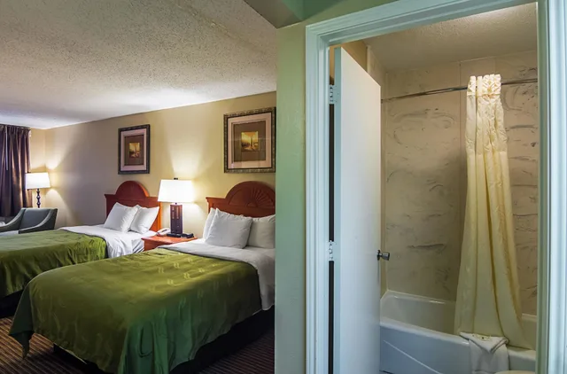 غرفة قياسية بسريرين مزدوجين، Quality Inn Suites Garland East Dallas 3/6