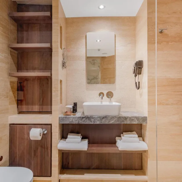 Deluxe, King Bed, Reef Hotel & Spa 2/4
