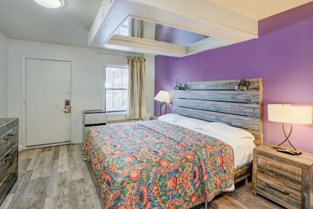 غرفة بسرير كينج بحوض جاكوزي للمدخنين، Miami Inn & Suites 1/5