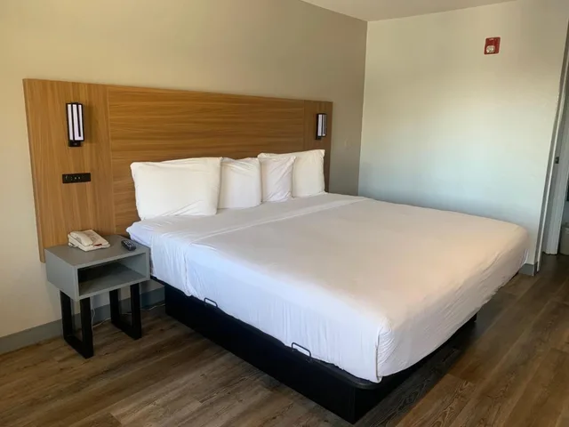 1 King Bed - Mobility Accessible Tub, Nsmk، Motel6 Santa Ana, CA 7/10