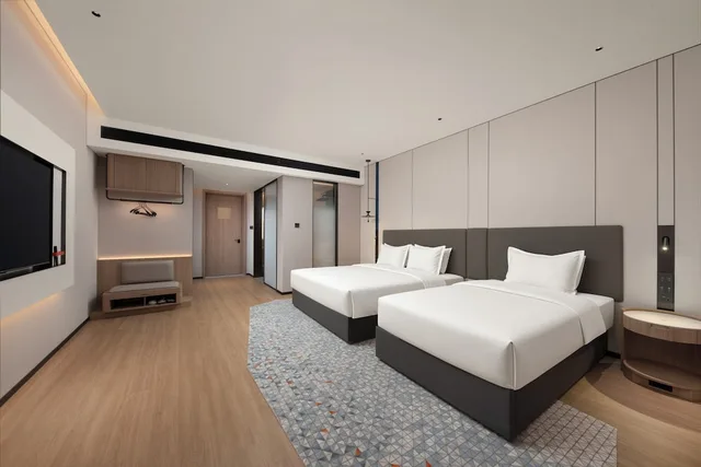 Standard, King Bed, 1 King and 1 Single Beds, Holiday Inn Express Guiyang Guanshanhu By Ihg 1/4