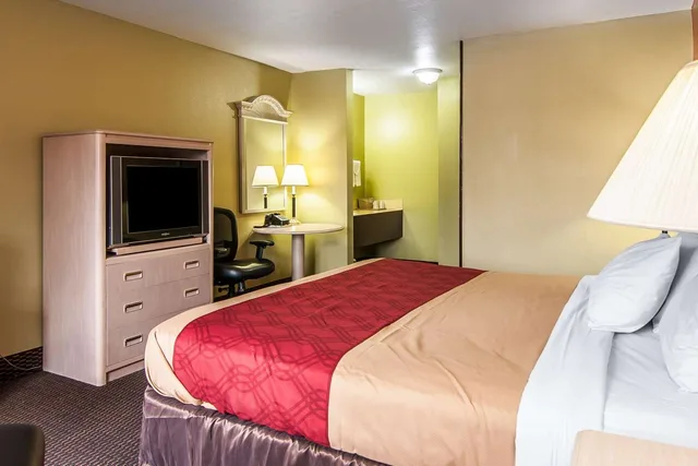 غرفة بسرير كينج، Rodeway Inn Willamette River 4/6