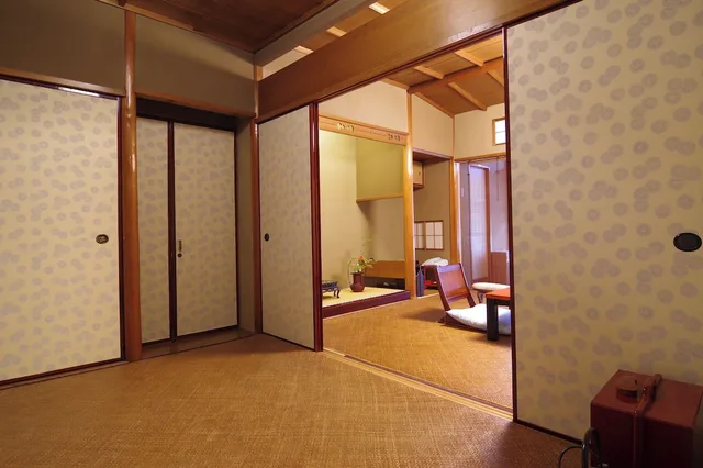 غرفة تقليدية بفرشتي فوتون في المبنى الرئيسي، Hiiragiya Ryokan 2/10
