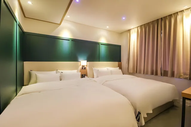 جناح، Brooks Hotel 1/2