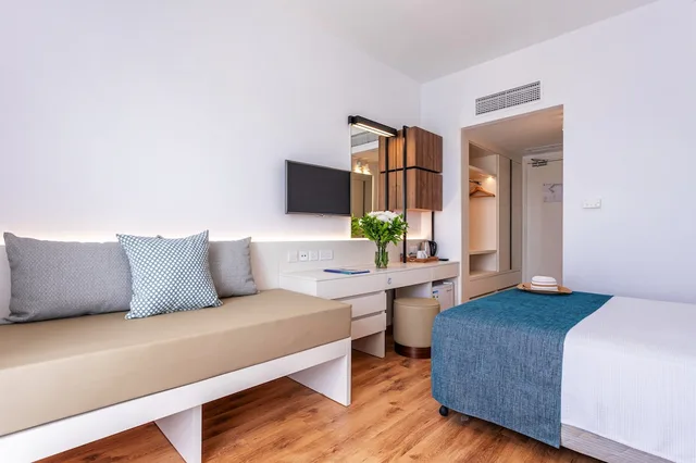 غرفة بسريرين منفصلين مع أريكة، Louis Phaethon Beach 9/10