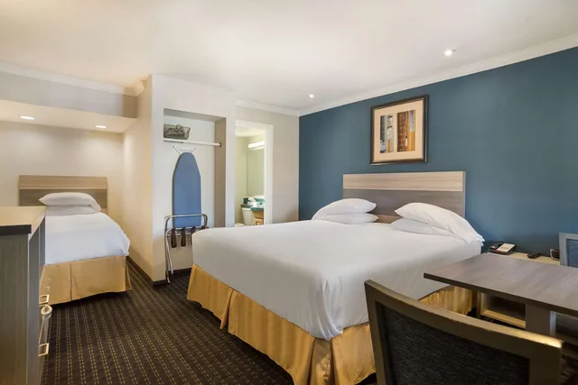 غرفة بسرير كوين وسرير فردي، SureStay Hotel by Best Western San Rafael 6/8