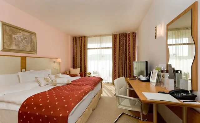 غرفة بسرير كوين بإطلالة على البحر بشرفة، Apollo Resort 1/8