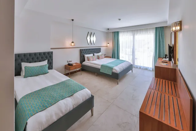 Family, 1 Queen and 1 Single Bed, Pool View, Molino Hotel 2/6