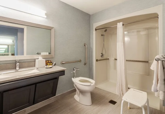 غرفة قياسية بسرير كوين لذوي الإعاقة، Robert Treat Hotel 7/9