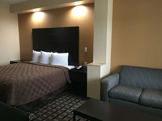 غرفة أساسية بسرير كينج، Downtowner Inns & Suites 1/4