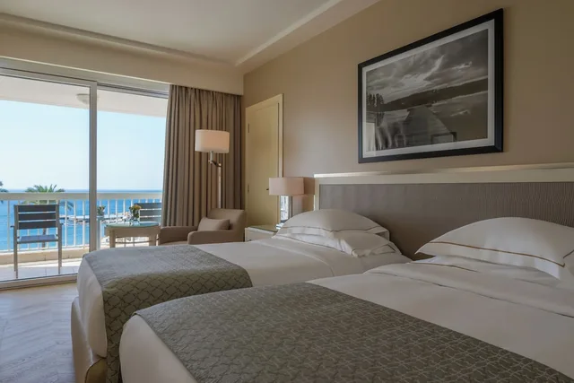 غرفة ديلوكس بسريرين منفصلين بإطلالة على البحر، Movenpick Hotel Beirut 5/9