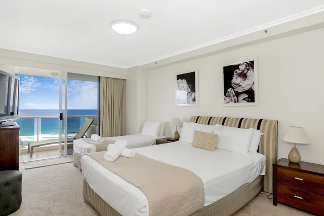 غرفة سوبيريور بسرير كينج وسرير كوين وسرير فردي بإطلالة على البحر بغرفتي نوم، Oscar on Main Resort 3/5