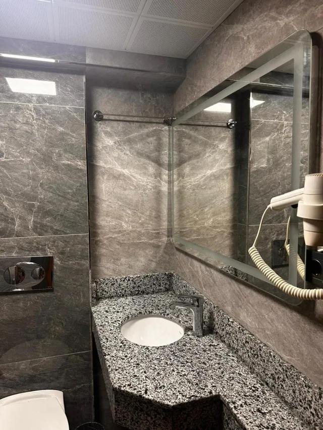 غرفة رباعية بسرير مزدوج وسريرين منفصلين بإطلالة على الحديقة، Sirkeci Ersu Hotel 8/9