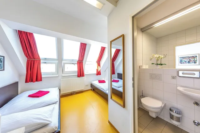 غرفة ثلاثية بسرير مزدوج وسرير فردي، A T Holiday Hostel Wien 5/7