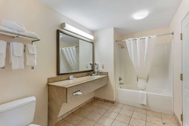 جناح، Comfort Inn & Suites Dover near Speedway 3/3