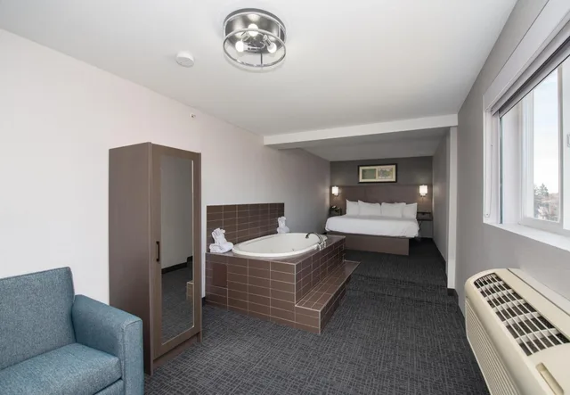 Presidential, Coast, Suite, King Bed، Coast Lethbridge Hotel and Conference Centre 1/2