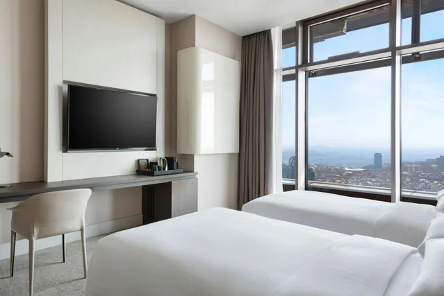 غرفة سوبيريور تنفيذية تنفيذية بسريرين مزدوجين بإطلالة على البحر مع دخول الصالة، Istanbul Marriott Hotel Sisli 2/4