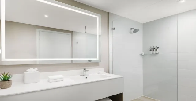 Room, King Bed, The Altair Hotel Bay Harbor Miami 3/3