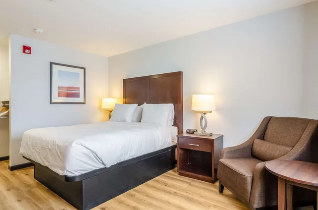 غرفة بسرير كينج، Red Lion Inn & Suites Des Moines 1/6