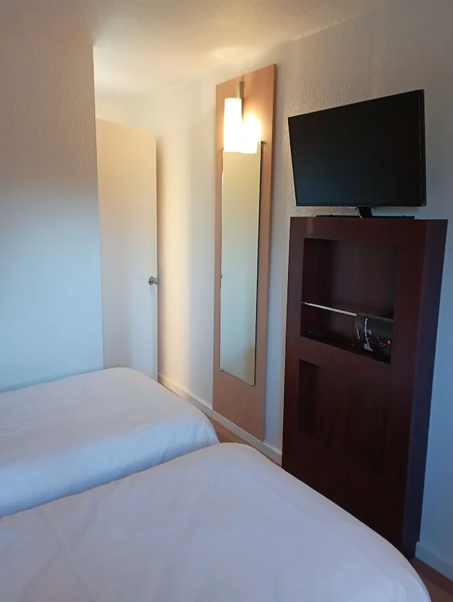 غرفة قياسية بسريرين منفصلين، Hotel Ibis Fourmies 4/8