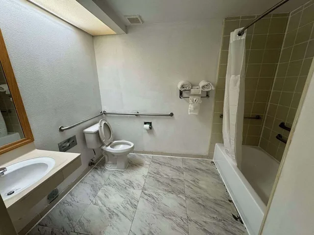 غرفة بسرير كينج لذوي الإعاقة، Quality Inn Chattanooga Hamilton Place 8/9