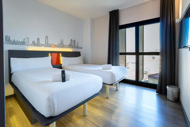 غرفة بسريرين منفصلين بإطلالة، easyHotel Barcelona Fira 2/2