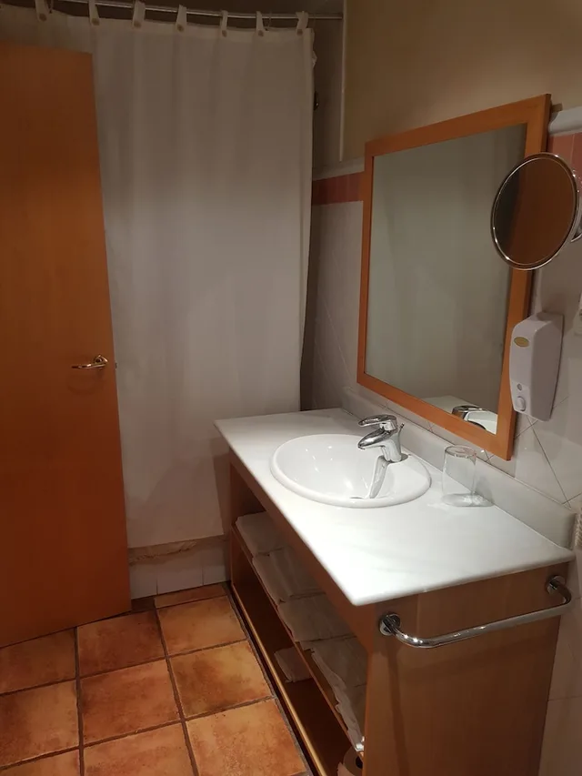 غرفة بسرير مزدوج بإطلالة على الجبل، Hotel Spa Puerta Vadinia 4/4