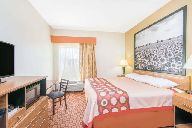 غرفة قياسية بسرير كينج، Super 8 by Wyndham Wichita South 2/5